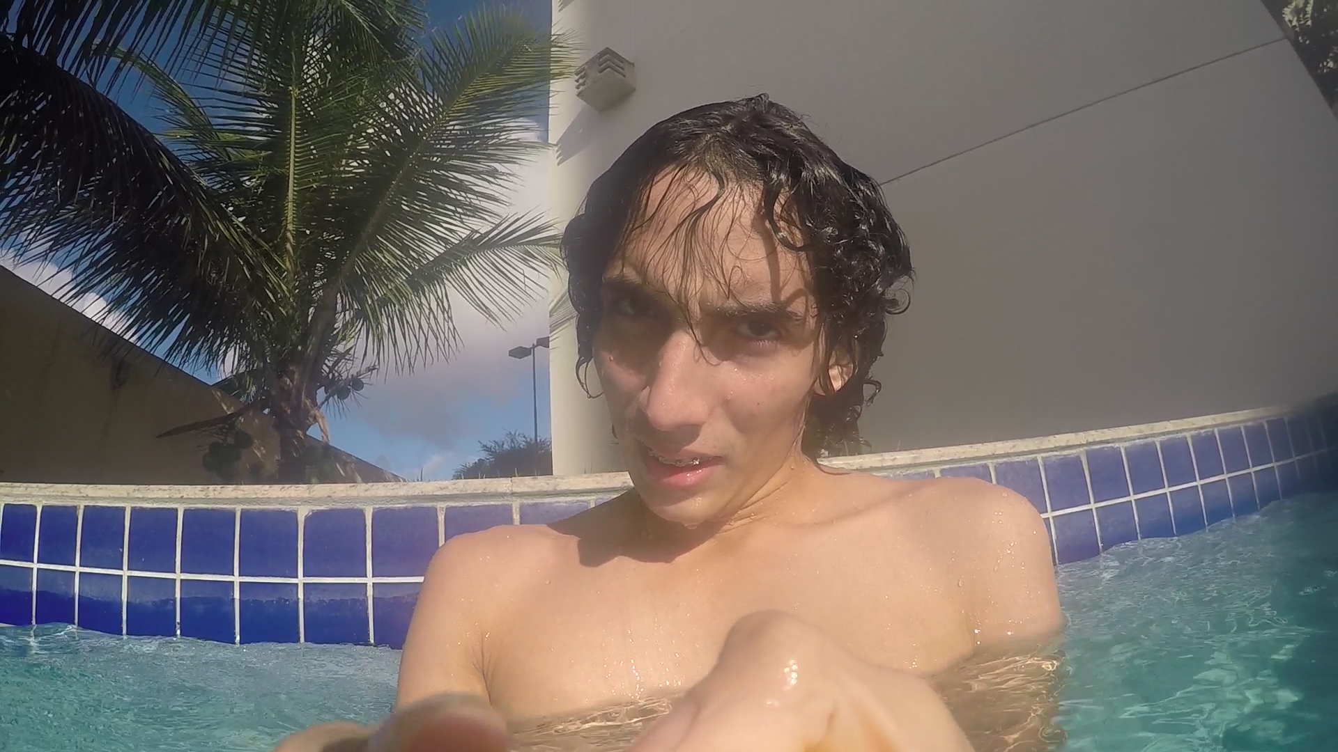 http://videos.introcdc.com/Canal/Vlogs/Luciano/Piscina uooou/GOPR4635.00_06_15_42.Quadro008.png